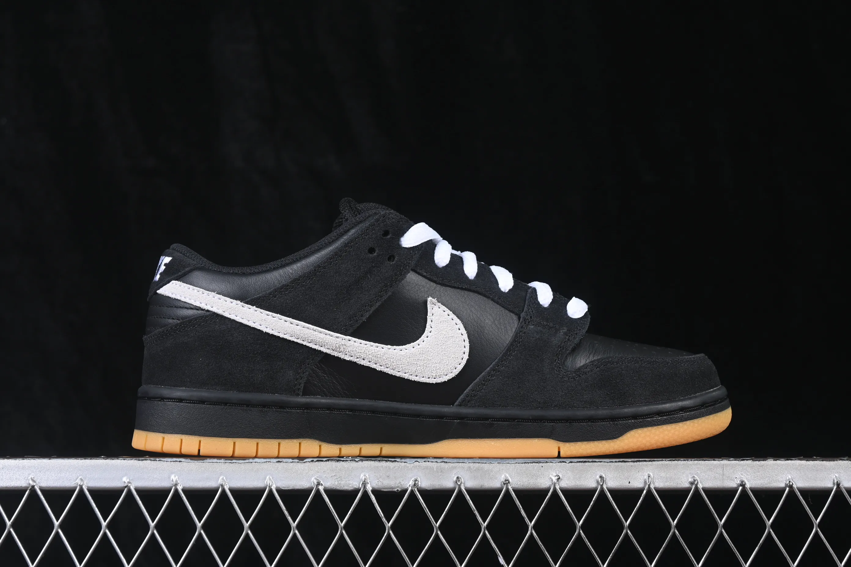 All Categories Nk SB Dunk Series Nk SB Dunk Low Low-top sneakers Foreign trade version Nike SB Dunk Low Raw rubber black and white Full toe layer low-top casual sneakers HF3704-003